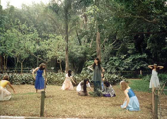 Mae Terra and dancers